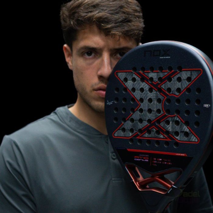 AGUSTIN TAPIA sosteniendo una pala nox en primer plano junto a su cara