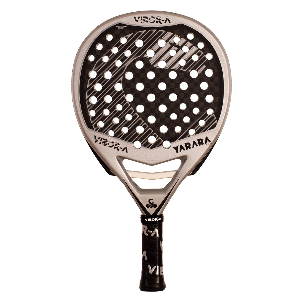 Pala de padel marca vibora yarara  por silver con colores plata y negro vista de frente