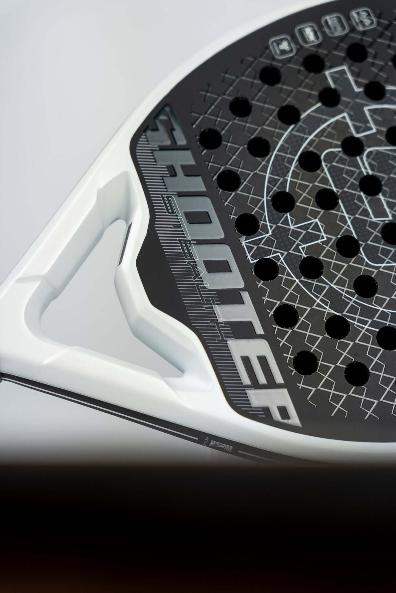 PALA CON BASALTO SHOOTER STEALTH 2025 de carbono 12K y núcleo híbrido EVA